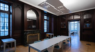 Salle de lecture avec oeuvre "Freude"