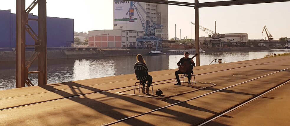 Stuttgart State Orchestra 1:1 concert with guitarist Jonas Khalil playing solo at the port of Stuttgart | Photo (detail): © Staatsoper Stuttgart