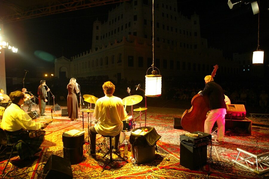 Konzert-Tourneen wie diese deutsch-jemenitische Fusion-Jazz-Veranstaltung mit Musikern der Münchener Express Brass Band und den jemenitischen Stars Rowaida und Rowaina mit Stationen in Seyoun (Bild), Aden, Hudeidah, Taiz und Sanaa trafen auf ein großartiges offenes Publikum.