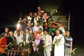 Nach der Aufführung: die jemenitische Theatertruppe Khaleej Aden wird für die Première ihres Gastauftritts am Berliner GRIPS-Theater bejubelt (2010), im Zentrum: der Adener Theater-Regisseur und Truppen-Chef Amr Gamal. Das Stück „Mak Nazl“, in Anlehnung an die deutsche „Linie 1“ thematisiert erstmalig offen auf der Bühne Perspektivlosigkeit, mangelnde Bildungssysteme, Unterbeschäftigung, als Touristenheirat verbrämte Prostitution, Genderstereotype. Im Rahmen der deutschen Kulturwochen im Jemen 2009 ein Rekord von 11.000 ZuschauerInnen.