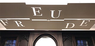 Oeuvre d'art au plafond "Freude"