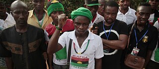 Dekolonisierung – Auf diesem Foto vom Sonntag, 28. Mai 2017 versammeln sich Mitglieder einer Biafra-Separatistenbewegung während einer Veranstaltung in Umuahia, Nigeria. Die Mitglieder gedenken ihrer gefallenen Helden 50 Jahre nach dem nigerianischen Bürgerkrieg, in dem mehr als eine Million Menschen bei dem Vorhaben starb, einen Staat für das Volk der Igbo zu schaffen.