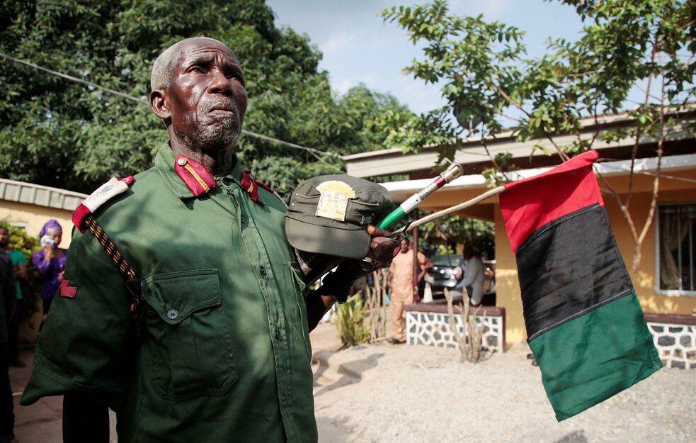 Dekolonisierung – Auf diesem Archivfoto vom 28. Mai 2017 hält Uboha Damia, ein 75-jähriger Biafra-Veteran, eine Biafra-Flagge, während sich Mitglieder der biafrischen Separatistenbewegung bei einer Veranstaltung in Umuahia, Nigeria, versammeln. 