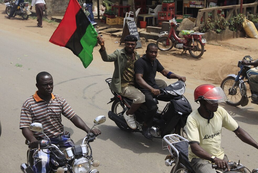 Dekolonisierung – Archivfoto 29. Februar 2012: Igbo-Männer auf Motorrädern mit Biafra-Flagge auf einer Straße in Nnewi, Nigeria. Nigerias Militär hat mindestens 150 friedliche Demonstranten in einer „abschreckenden Kampagne” getötet, um erneute Forderungen zu unterdrücken, einen abtrünnigen Staat Biafra im Südosten zu schaffen, sagte Amnesty International Donnerstag Nov. 24, 2016