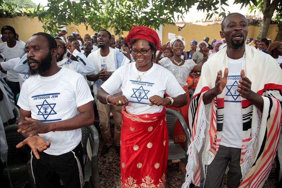 Dekolonisation – Auf diesem Foto vom 28. Mai 2017 singen und klatschen Mitglieder einer Biafra-Separatistenbewegung, während sie sich während einer Veranstaltung in Umuahia, Nigeria, versammeln. Die Mitglieder gedenken ihrer gefallenen Helden 50 Jahre nach dem nigerianischen Bürgerkrieg, in dem mehr als eine Million Menschen bei dem Vorhaben starb, einen Staat für das Volk der Igbo zu schaffen.