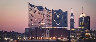 Was hat man sich über sie aufgeregt: die Elbphilharmonie. Nun, da sie fertig ist, möchte sie aber doch kaum ein Hamburger mehr hergeben. 