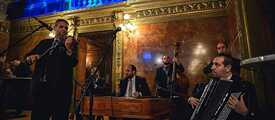 Zsolt Szomora und seine Musiker