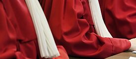 La tipica toga rossa dei giudici della Corte costituzionale federale tedesca