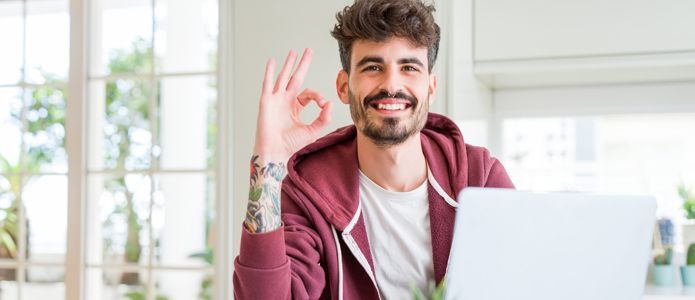 Aluno a trabalhar no computador