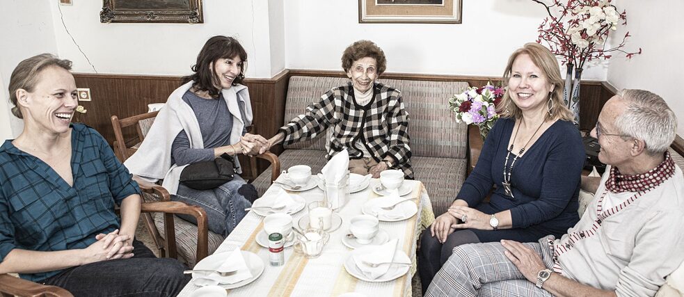 Mitarbeiter mit Oda Kissinger zuhause beim Kaffeekränzchen