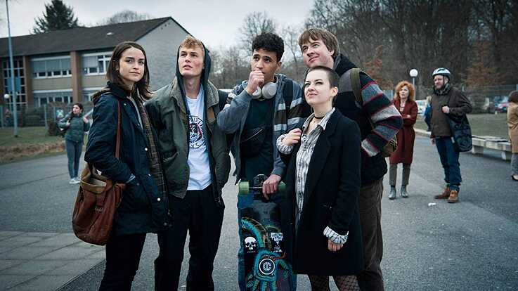 Standbild aus der Netflix Deutschland Serie "We are the wave/ Wir sind die Welle": vLnR - Luise Befort (Lea Herst), Ludwig Simon (Tristan Broch), Mohamed Issa (Rahim), Daniel Friedl (Hagen), Michelle Barthel (Zazie).