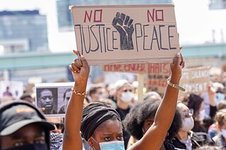 Manifestação “Black Lives Matter” (Vidas negras importam) contra o racismo e em memória da morte de George Floyd, no Deutzer Werft, em Colônia, no dia 6 de junho de 2020.