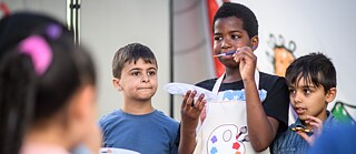 Crianças da turma escolar 3bi participam no dia 1° de junho de 2017 de uma oficina sobre “profissões” organizada pelo programa de integração interativa “WerteRaum", na Escola de Ensino Fundamental I Eduard Spranger, em Munique (Baviera). No projeto, voltado a crianças com histórico migratório, as crianças envolvem-se ludicamente com temas como comunidade, igualdade, educação e profissões. Cerca de 80% das crianças da Escola Eduard Spranger, em Munique, têm histórico migratório. 