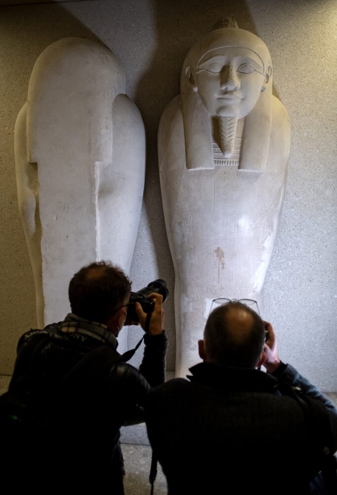 Representantes da mídia fotografam vestígios dos danos a um sarcófago do profeta Ahmose, no Museu Novo, em Berlim. Na Ilha dos Museus de Berlim, cerca de 70 obras de arte expostas no Museu Pergamon, no Museu Novo, na Galeria Nacional Antiga e em outros locais foram borrifadas com um líquido oleoso em 3 de outubro de 2020. Data do registro: 21/10/2020.