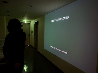 展示会場へのルート／ゲーテ・インスティトゥート東京、図書館横の廊下