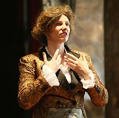 Theaterschauspielering auf der Bühne