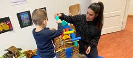 María Prieto García working at the Schwäbisch Hall Kinderhaus Badtorweg. 