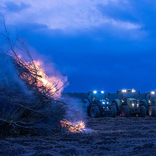 Sometimes you can’t please anyone: Agricultural reforms not only draw ire from climate and environmental activists; they also regularly provoke farmers to engage in protest, such as the bonfires seen here at the beginning of 2020.