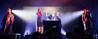 Die Musikerin und Komponistin Holly Herndon präsentierte ihr Album „Proto“, das sie zusammen mit einer KI entwickelt hat, beim Club To Club Festival in Italien 2019.