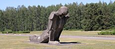 Skulptur in der Gedenkstätte des lettischen Konzentrationslagers Salaspils südöstlich von Riga 