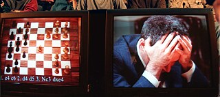 Quand l’IA bat l’intellect humain : scène d’un match entre le champion du monde d’échecs Garry Kasparov et l’ordinateur Deep Blue d’IBM.