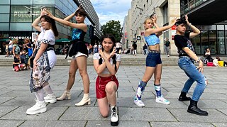 Die Cover-Dance Gruppe Ukiyo aus dem Dresdner Umland zeigt eine Choreographie-Formation aus dem Lied „Not Shy“ der K-Pop-Girlgroup ITZY. 