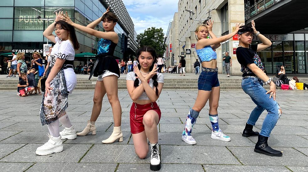 The cover dance group, Ukiyo, from the Dresden area shows a choreography line-up from the song “Not Shy” by the K-Pop girl group ITZY.