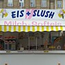 "Eis & Slush"-Stand auf einem Marktplatz in Deutschland