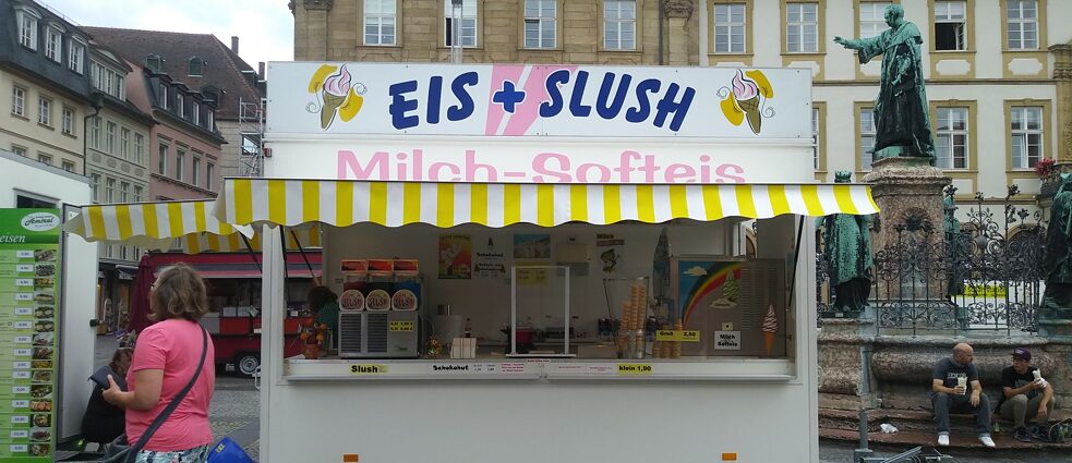 "Eis & Slush"-Stand auf einem Marktplatz in Deutschland