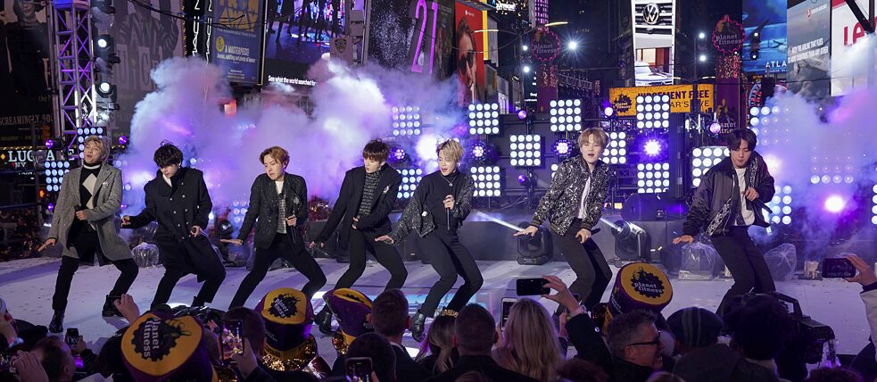 케이팝 밴드 방탄소년단이 미국 타임지의 '2020년 올해의 엔터테이너'로 선정되었다.