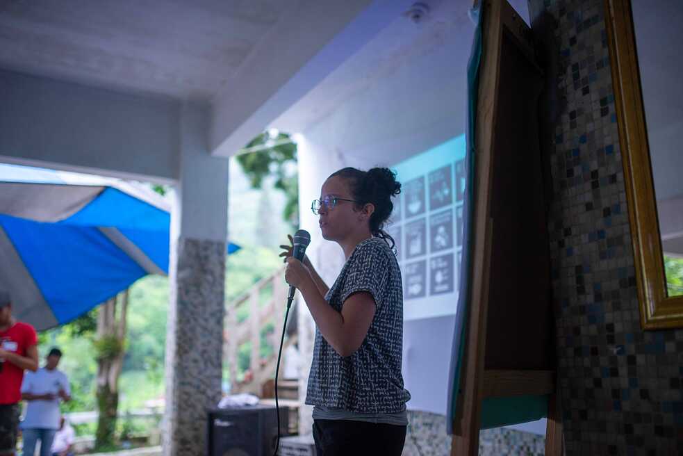 Clara Ferraz en un encuentro de intercambio de la Sustainable Favela Network.