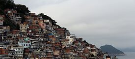Überblick der Favelas Ipanema zur einen Seite und Cantagalo und der Lagune zur anderen