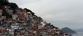 Vista de la favela Ipanema a un lado y la de Cantagalo y la laguna al otro.