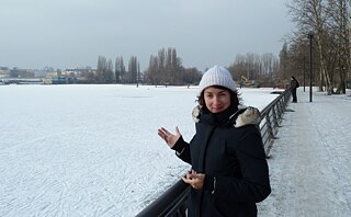 Bicultural Urbanite-Bloggerin Brianna Summers neben einem zugefrorenen See in Berlin