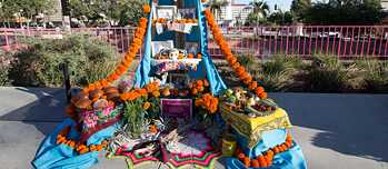 Altar von Homeboy Industries im Grand Park im Rahmen der „Noche de Ofrenda“ von Self Help Graphics & Art. Der Altar wurde 2014 von ehemaligen und derzeitigen Bandenmitgliedern errichtet und soll Menschen gedenken, die durch Straßengewalt und Inhaftierung ihr Leben ließen. 
