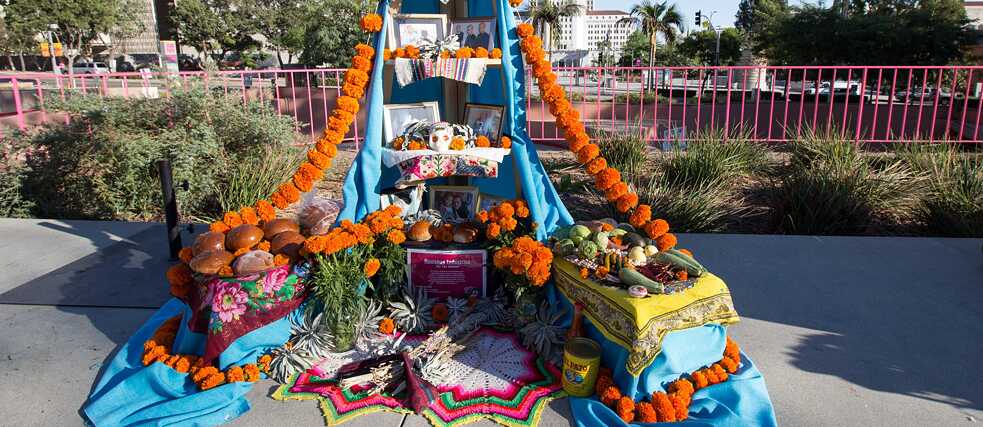 Altar von Homeboy Industries im Grand Park im Rahmen der „Noche de Ofrenda“ von Self Help Graphics & Art. Der Altar wurde 2014 von ehemaligen und derzeitigen Bandenmitgliedern errichtet und soll Menschen gedenken, die durch Straßengewalt und Inhaftierung ihr Leben ließen. 