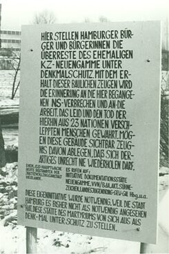 Protestschild im Konzentrationslager Neuengamme am 28. Januar 1984Signe de protestation au camp de concentration de Neuengamme le 28 janvier 1984