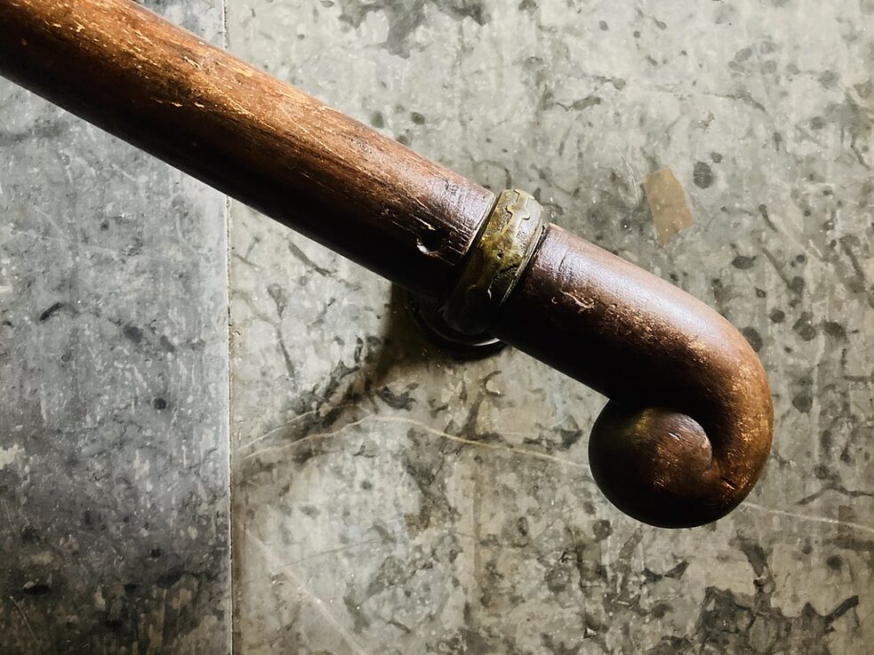 Ein Detail der Treppe, die vom Eingang der Villa zum Zwischenstock führt.