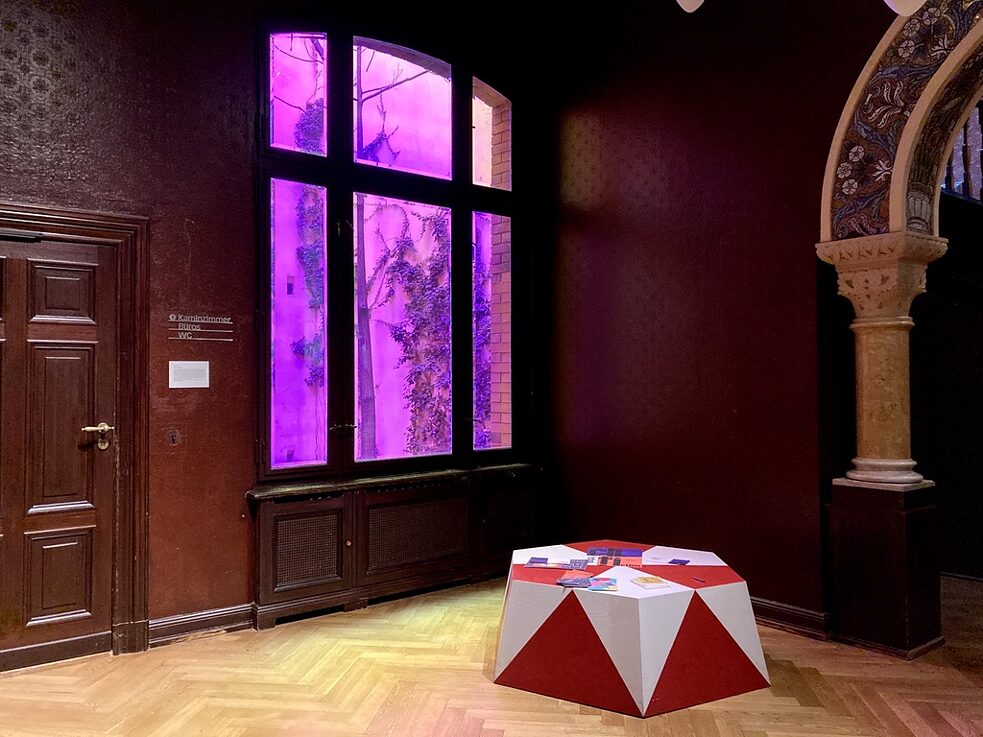 Das Licht im Eingangsbereich ändert sich im Laufe des Tages und kann rosa, bläulich oder regenbogenfarbig werden. 