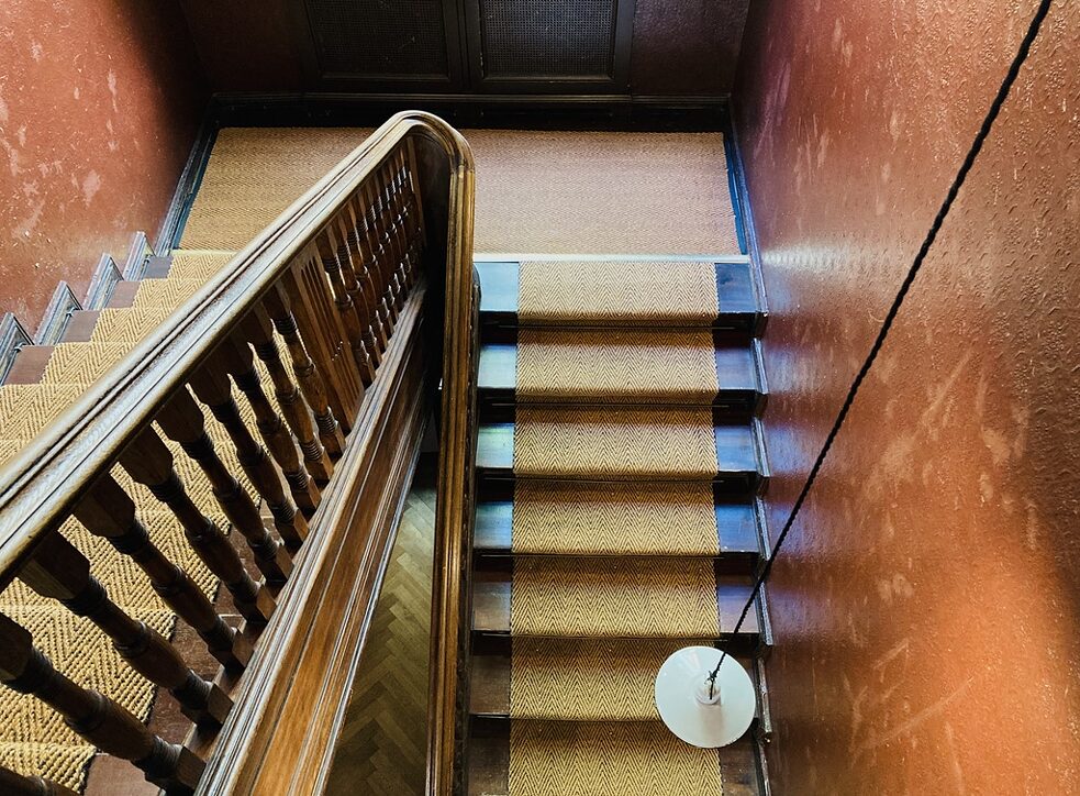 In diesen Räumen des Li-Be kann man durch eine Audio-Collage die Stimmen von Poet*innen und Autor*innen wie Herta Müller, Franz Mon, Monika Rink u.v.a hören.