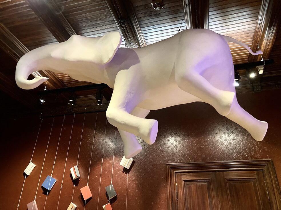 Die Installation, die der Künstler und Bühnenbildner Marc Basback der Elefantin Berolina gewidmet hat...