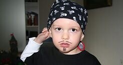 Junge im Piratenkostüm
