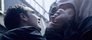 Ein Junge und ein Mädchen, die sich anschauen