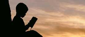 Ein Kind liest ein Buch.
