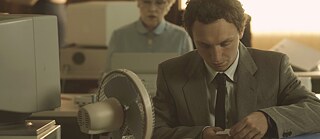 Junger Bankangestellte zählt Wertpapiere