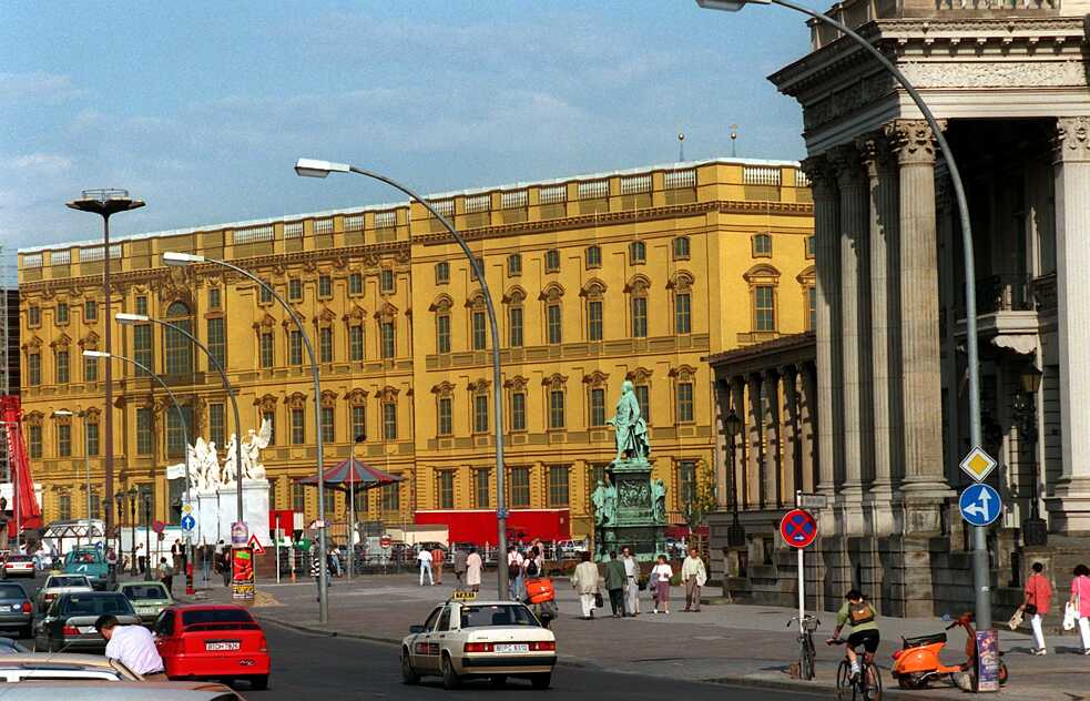 Archivní fotografie / Berlín: Zámek Hohenzollernů v berlínské městské části Mitte je iluzí. Mezi Palácem korunních princů (vpravo) a Palácem republiky byla zřízena konstrukce v originální velikosti, jež byla potažena nabarvenými pruhy látky. „Snový zámek“ stál 3 miliony západoněmeckých marek a měl jako turistická atrakce po dobu 100 dní lákat návštěvníky do hlavního města Spolkové republiky Německo. Datum pořízení: 30. 6. 1993