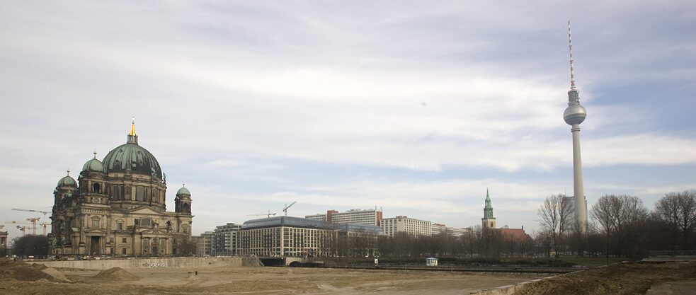 Area della Berliner Schlossplatz, sulla quale all’epoca della DDR sorgeva il Palast der Republik, fotografata il 5/2/2009. Sulla piazza dell’edificio ufficialmente inaugurato il 23 aprile 1976, dopo 32 mesi di cantiere, sarebbero sorti a partire dal 2010 il Berliner Schloss e l’Humboldt Forum nell’area del castello. 