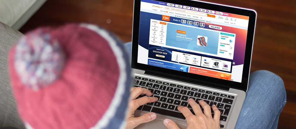 Mann beim Surfen auf der Alibaba-Website: Wollen ausländische Plattformen wie der chinesische Marktplatz Alibaba in Europa mitspielen, so müssen sie sich an die Regeln der EU halten.