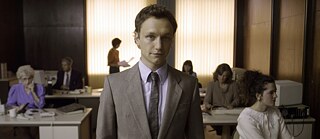 Junger Bankangestellte zählt Wertpapiere