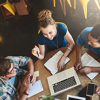 drei junge Menschen im Gespräch